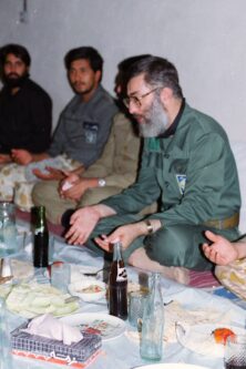 عکس دیده نشده از رهبر انقلاب با لباس نظامی کنار سفره غذا