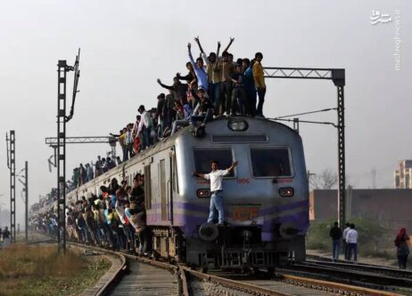 قطارهایی که هندی‌ها را به مقصد می‌رسانند!(عکس)