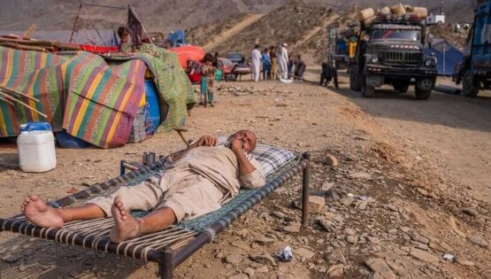 تصاویر دلخراشی از افغان های اخراج شده در پاکستان