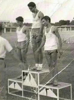 عکس زیرخاکی از استاد شجریان، روی سکوی دوم یک مسابقه ورزشی