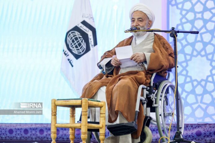 عکس جدید از روحانی معروف روی ویلچر