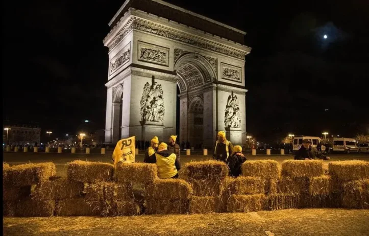 ریختن کاه و یونجه دام از سوی کشاورزان معترض فرانسوی در کنار "طاق نصرت" شهر پاریس