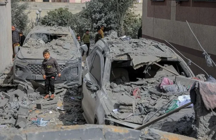 ادامه حملات هوایی اسراییل به شهر رفح در جنوب نوار غزه/