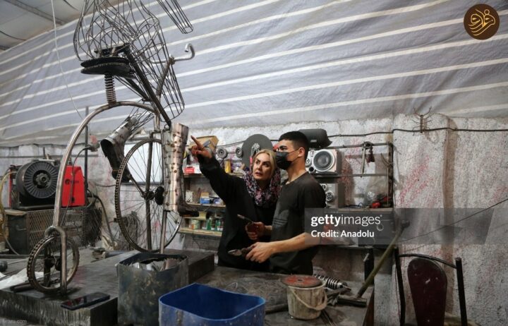 زن ایرانی که با ضایعات آهن آثار هنری خلق می‌کند(عکس)