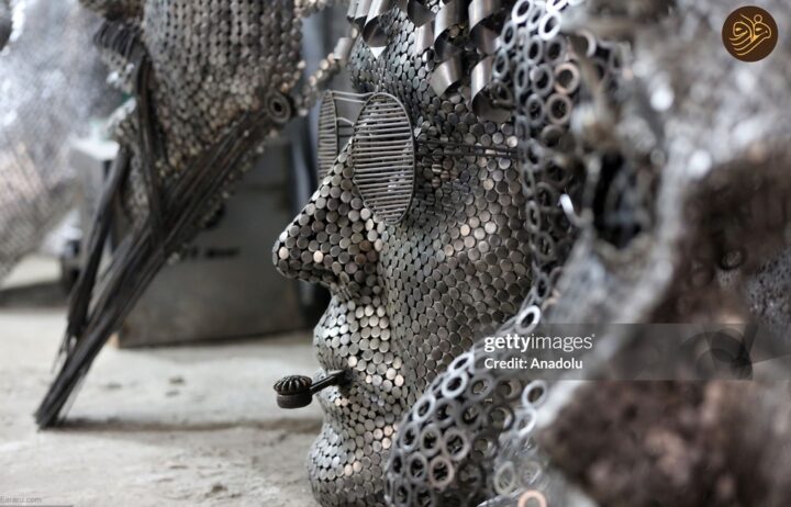 زن ایرانی که با ضایعات آهن آثار هنری خلق می‌کند(عکس)