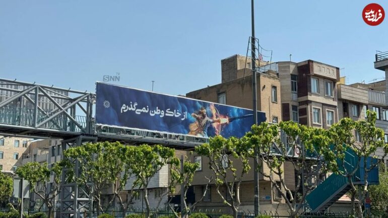 نصب بنرهای آرش کمان‌گیر با موشک در خیابان‌های تهران+عکس