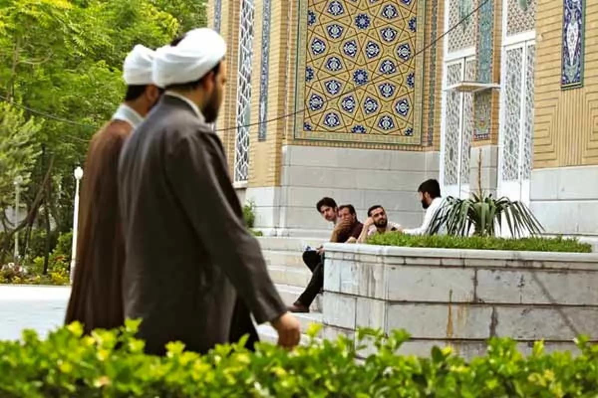 کیهان: روحانیون می‌توانند درآمد چند برابری داشته باشند