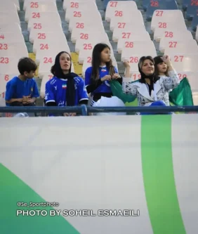 همسر و فرزندان ستاره استقلال در ورزشگاه آزادی کولاک کردند + عکس