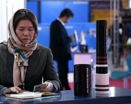حجاب و پوشش زنان خارجی در نمایشگاه بین‌المللی نفت تهران + عکس