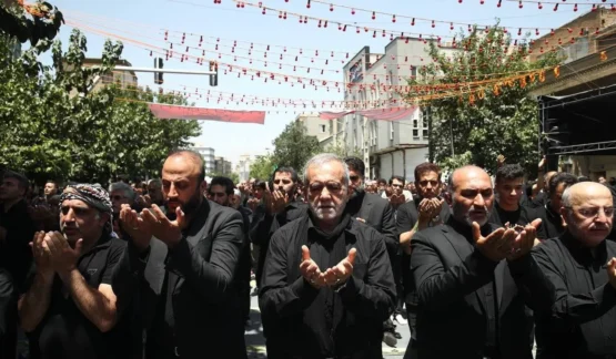 پزشکیان در نماز ظهر عاشورا - خیابان جمهوری تهران