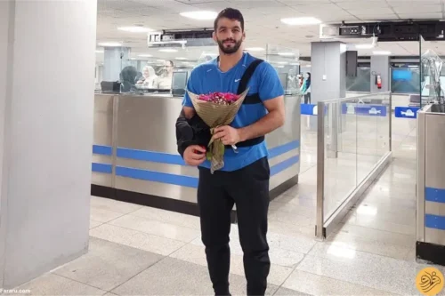 حسن یزدانی پس از عمل جراحی به ایران بازگشت(عکس) حسن یزدانی پس از عمل جراحی به ایران بازگشت(عکس)