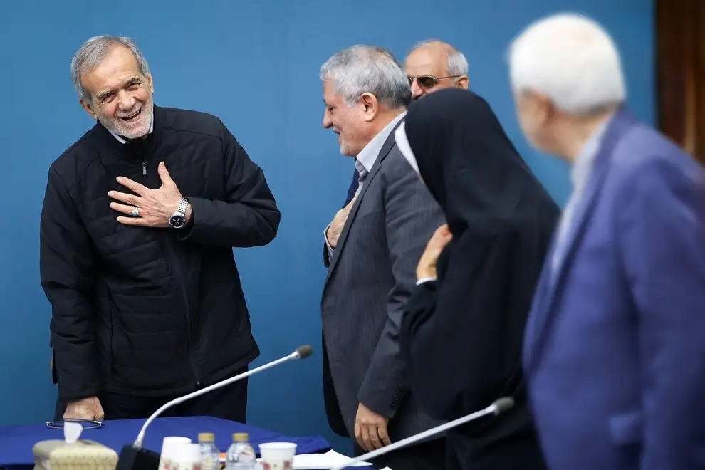 استقبال پزشکیان از فائزه هاشمی (عکس) استقبال پزشکیان از فائزه هاشمی (عکس)
